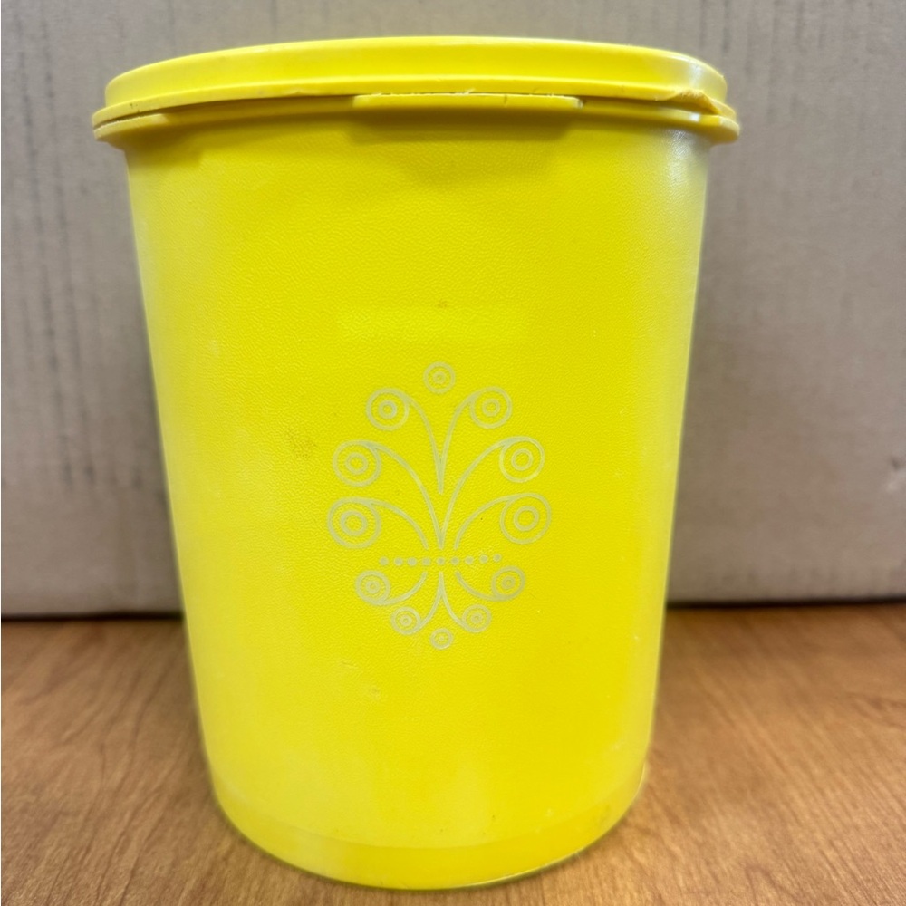 Vintage Tupperware Yellow Canister Container w Lid Retro Kitchen‎ Storage USA